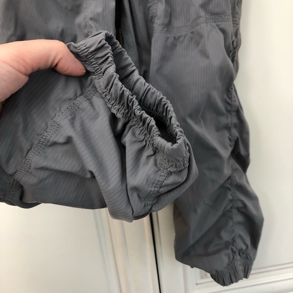 *Small flaw Ivivva by Lululemon Live to Move crop - Picture 8 of 12